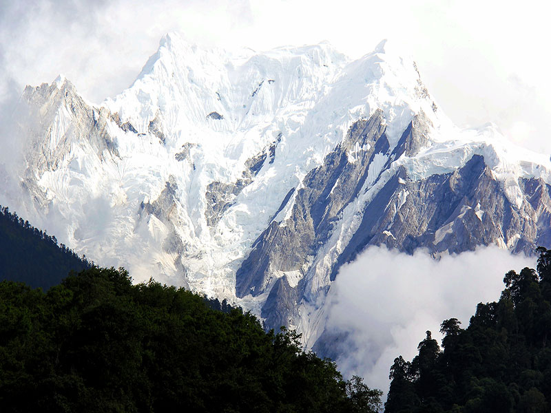 四姑娘山全景雙溝二日游，贈(zèng)送臥龍熊貓遺址愽物館，贈(zèng)送嘉絨土司官寨